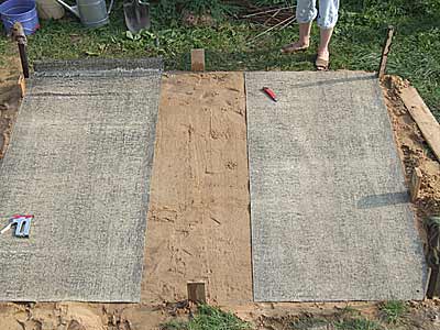 Укладка рубероида на уплотненный песок