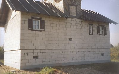 Окна со ставнями на заднем фасаде